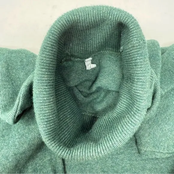 German Made Women’s Sea Foam Green Wool Cashmere Turtleneck Sweater Size 36 38 M