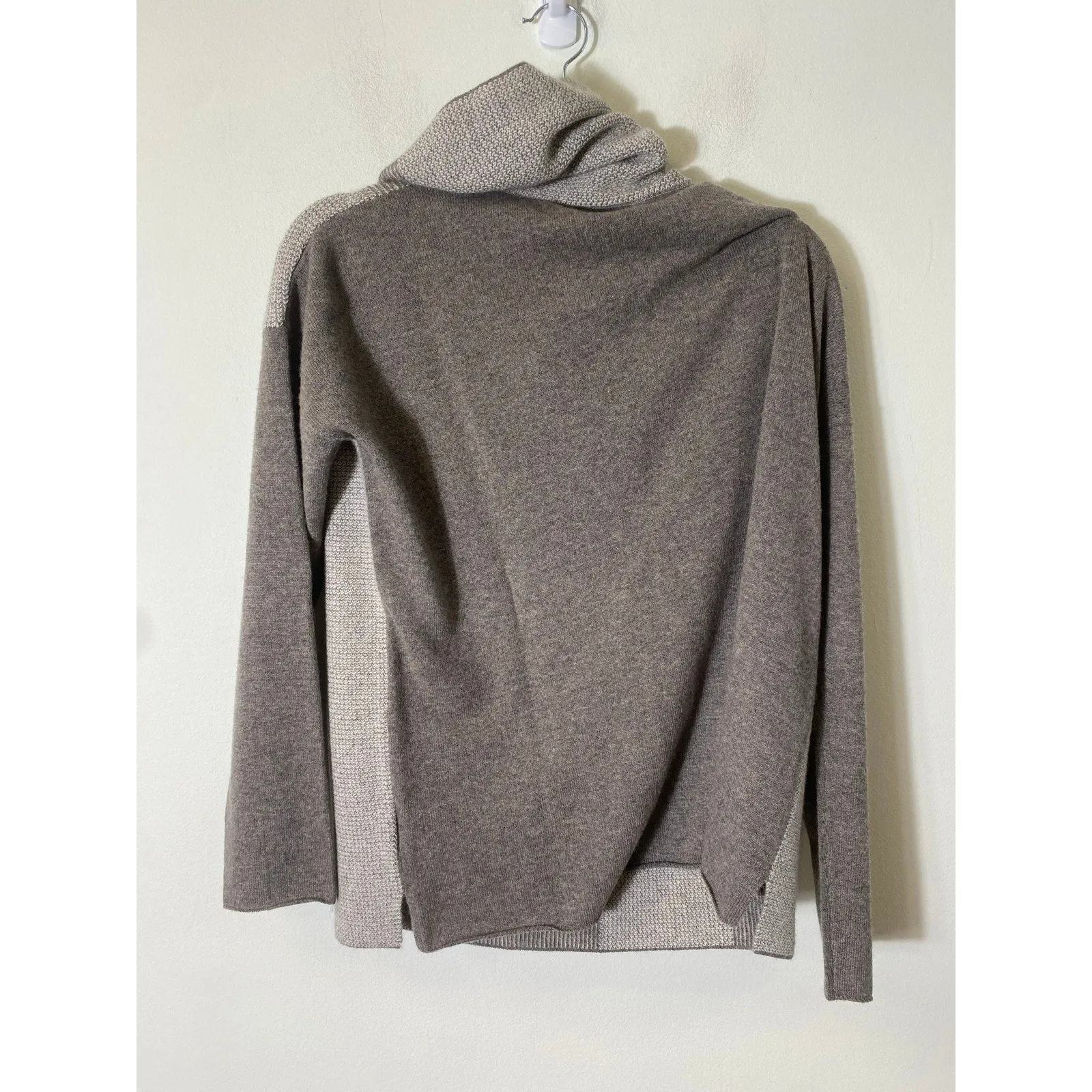 Quinn 100% Cashmere Sweater Size Medium