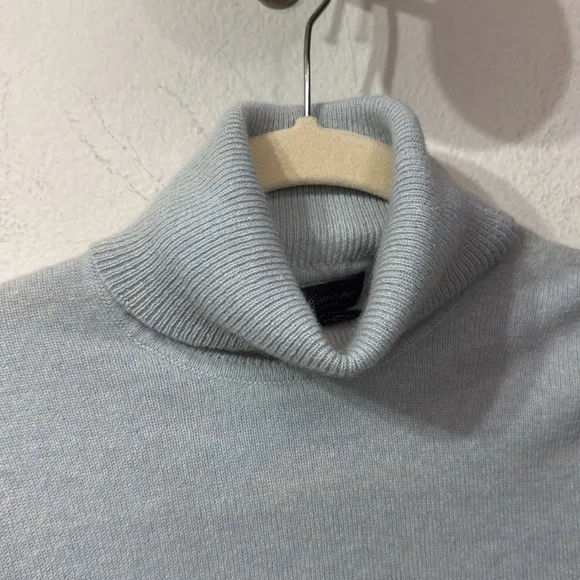 (R4) Lord &amp; Taylor 100% Cashmere TurtleneckLight Blue Sweater, women's size S/P