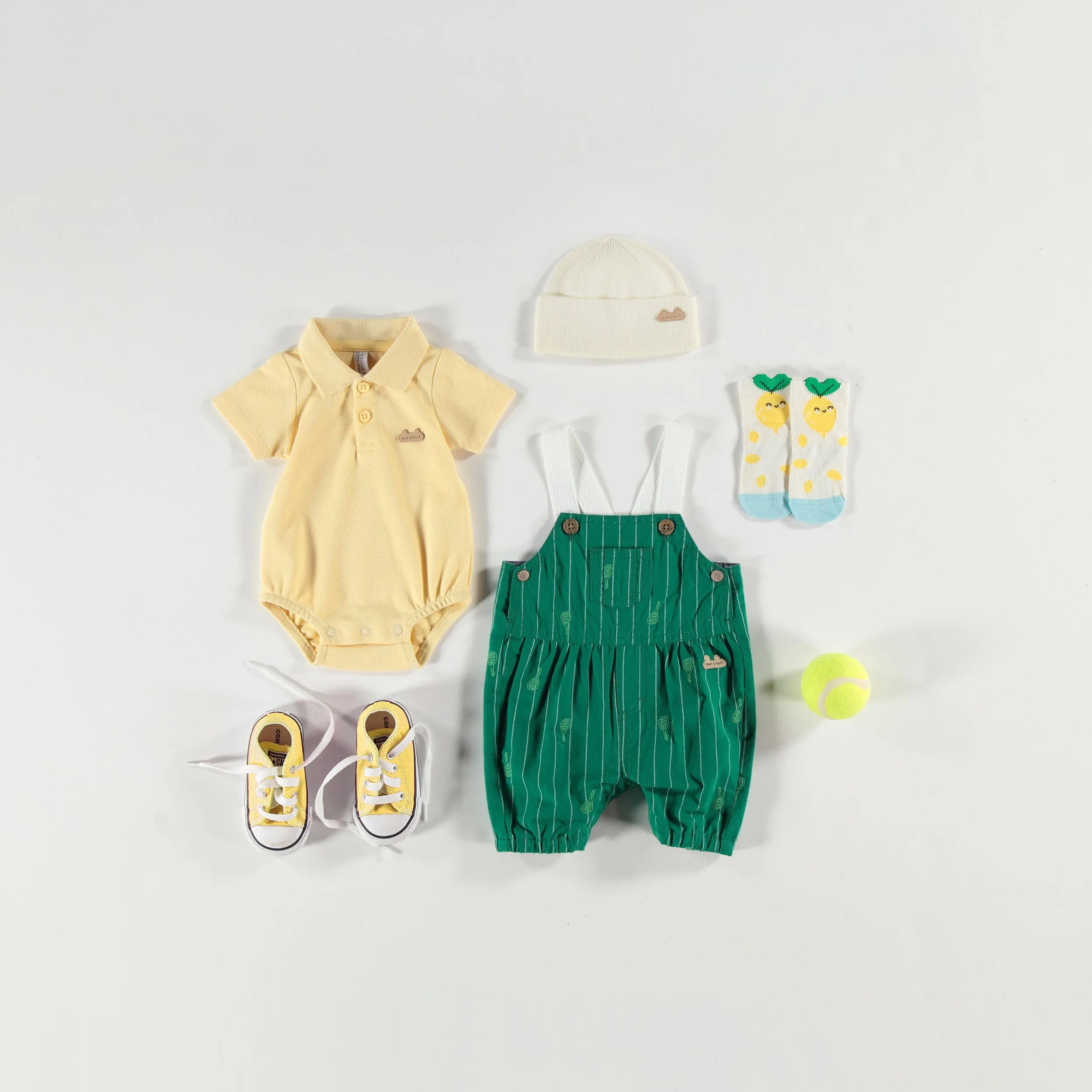 Salopette verte à rayures et motifs, naissance || Green overalls with stripes and all over print, newborn