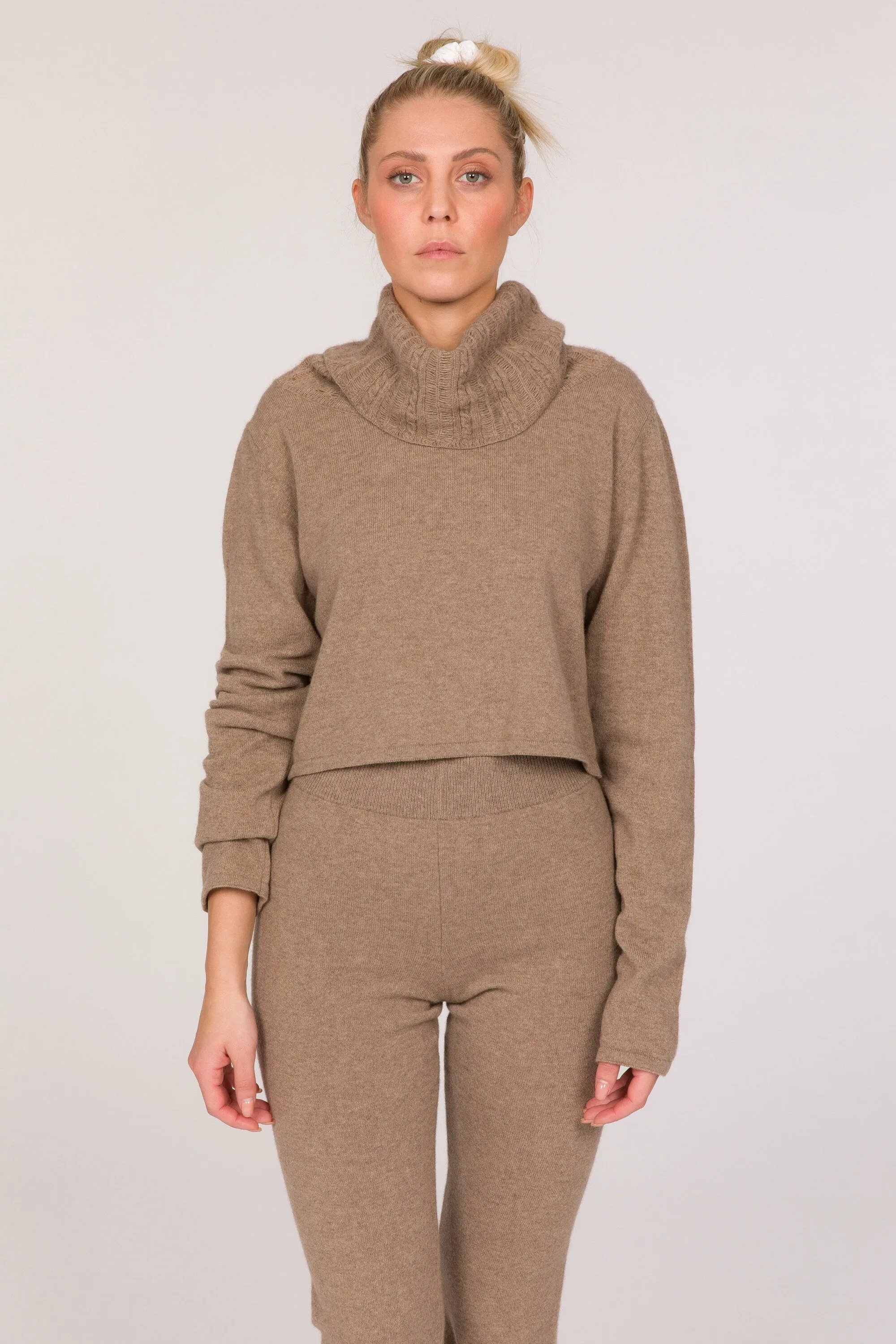 Swami Eco-Cashmere Turtleneck Crop Sweater - Dark Beige