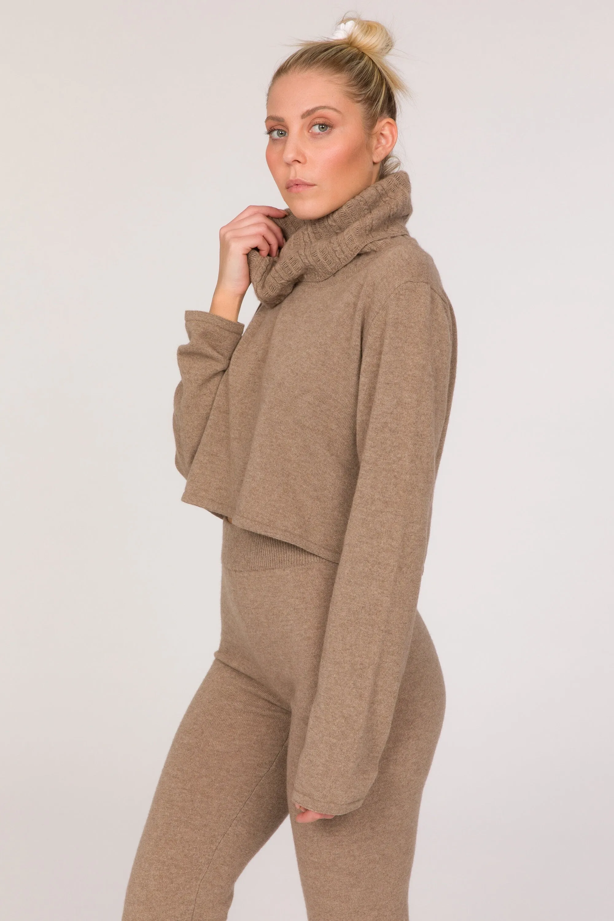 Swami Eco-Cashmere Turtleneck Crop Sweater - Dark Beige