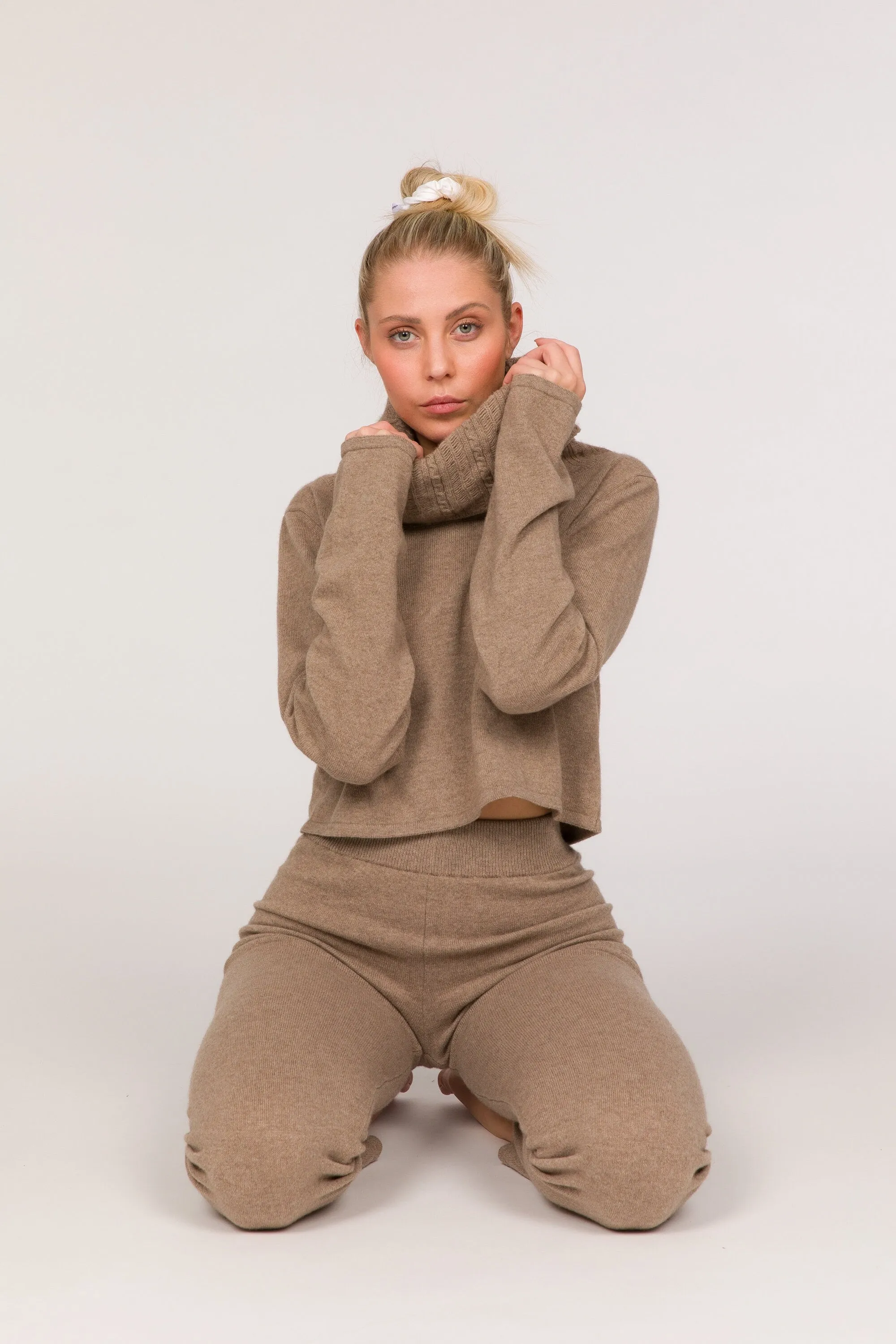 Swami Eco-Cashmere Turtleneck Crop Sweater - Dark Beige
