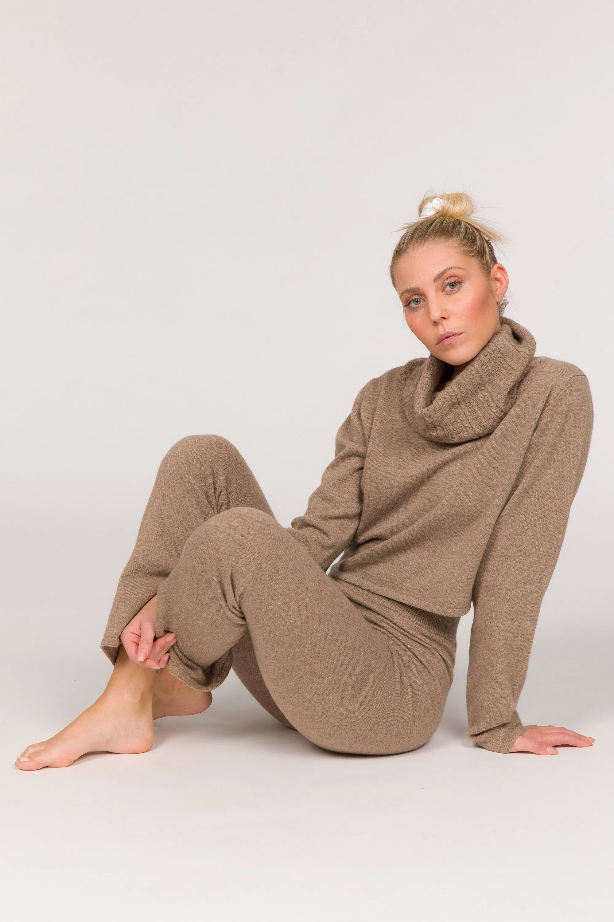 Swami Eco-Cashmere Turtleneck Crop Sweater - Dark Beige