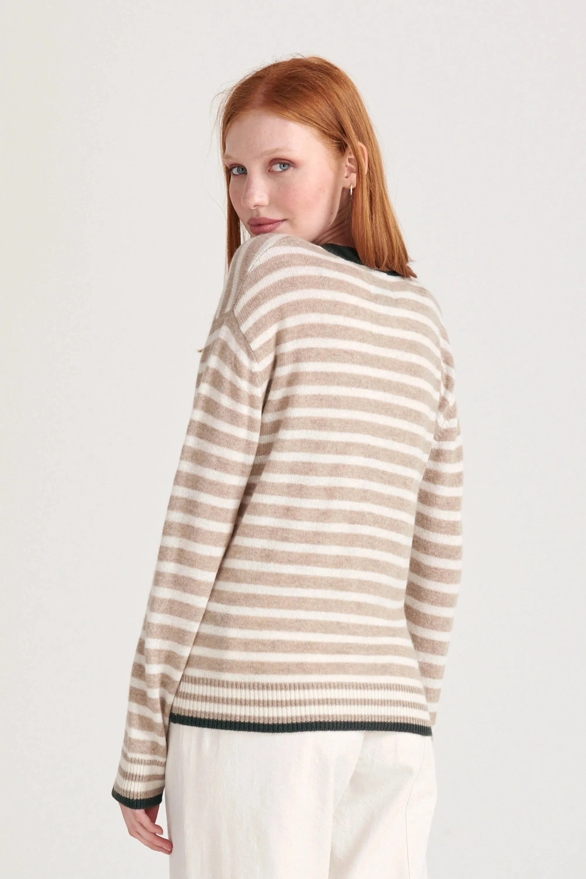 TIPPED STRIPE VEE IN LIGHT BROWN