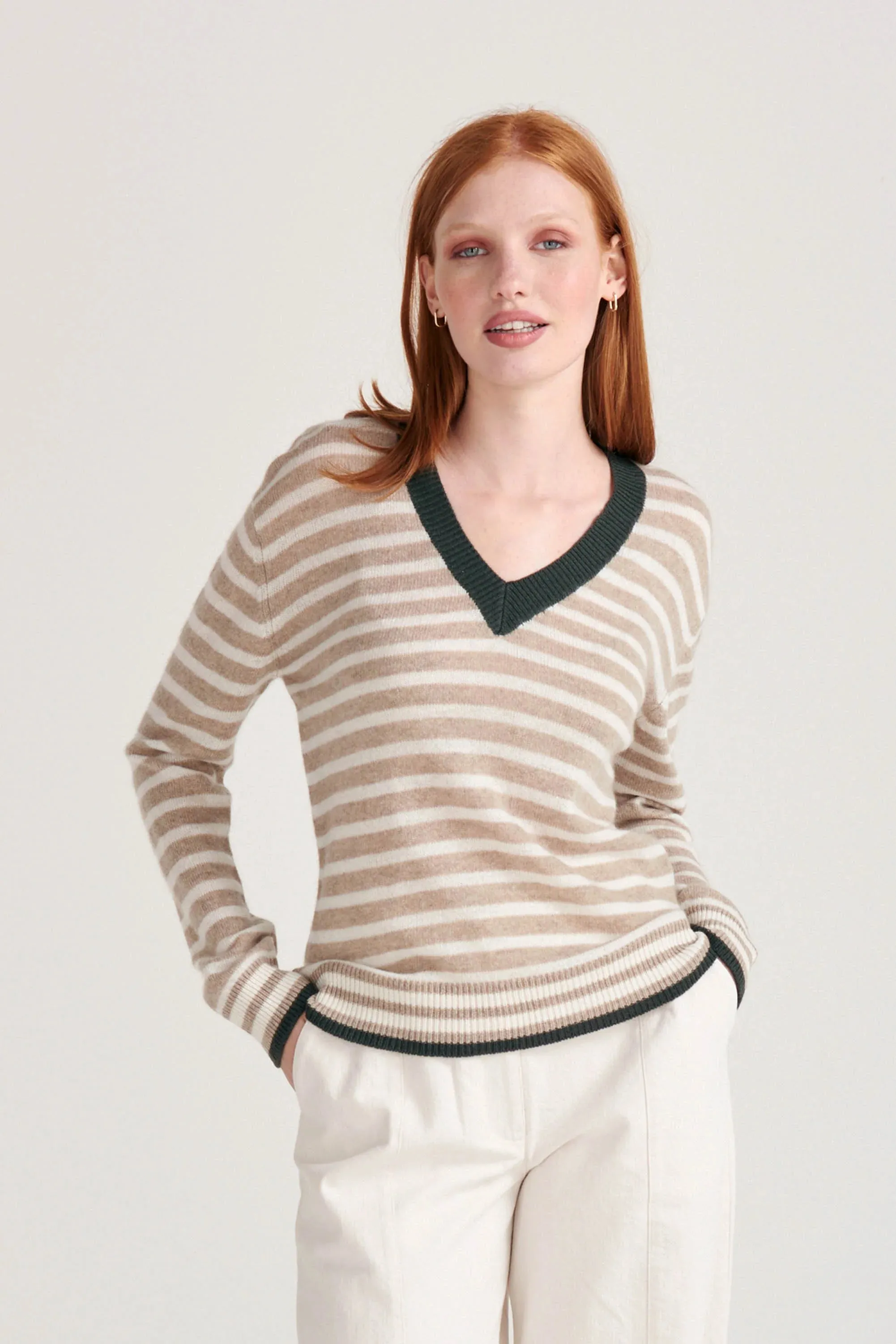 TIPPED STRIPE VEE IN LIGHT BROWN