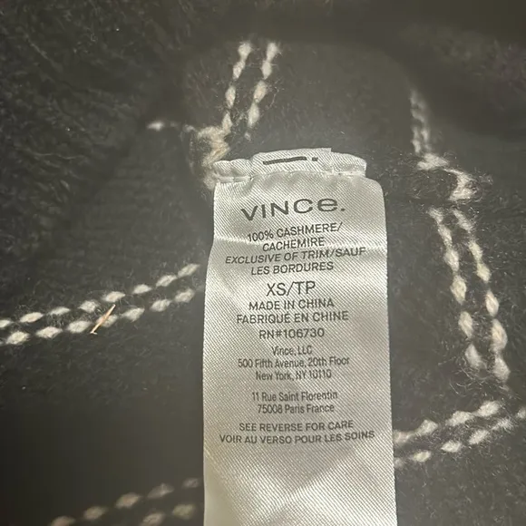 Vince. Black/White Pinstripe 100% cashmere Long Sleeve /Scoop neck sweater XS