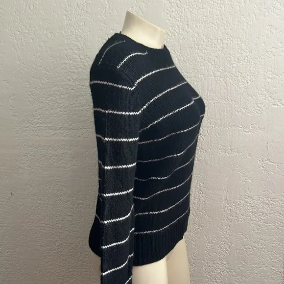 Vince. Black/White Pinstripe 100% cashmere Long Sleeve /Scoop neck sweater XS