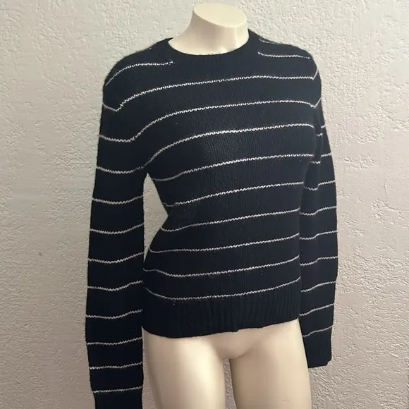 Vince. Black/White Pinstripe 100% cashmere Long Sleeve /Scoop neck sweater XS